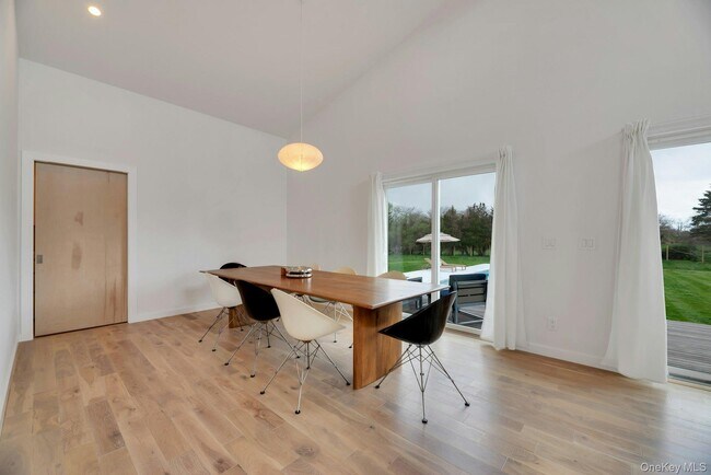 Building Photo - 420 Old Farm Rd