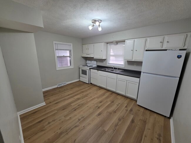 Building Photo - 4 bedroom HOUSE For RENT