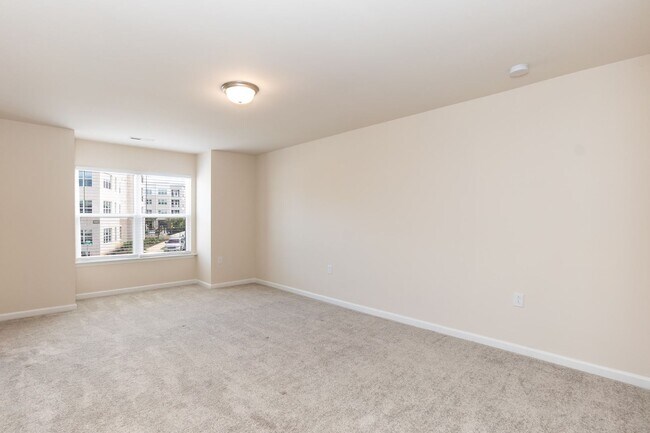Building Photo - Three Bedroom End Unit Home!