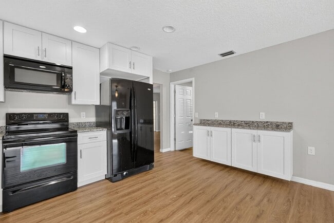 Building Photo - 2/2 Duplex in Umatilla w/ Private Fenced Yard & Dual Screened Patios!