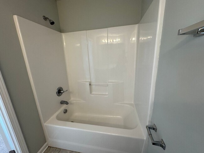 Building Photo - MOVE-IN READY! **MOVE-IN Special $250 off the 1st full month's rent.**