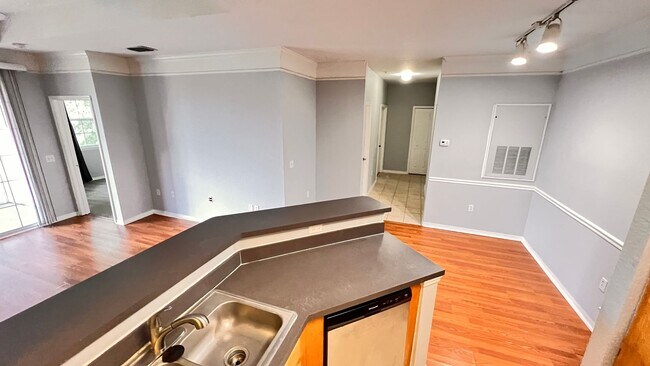 Building Photo - Two Bedroom in Metrowest AVAILABLE NOW!
