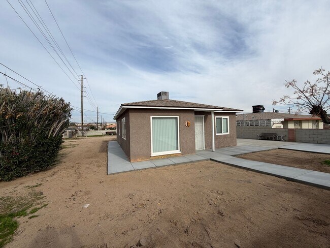 Building Photo - NEW LISTING!! 3 Bedroom 1.5 Bathroom House with Huge Yard, Central Heat & Air!