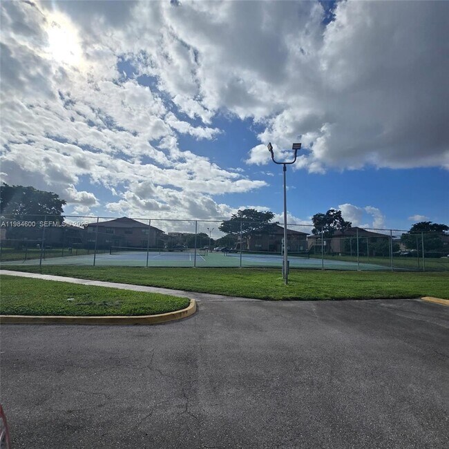 Building Photo - 10020 Winding Lake Rd