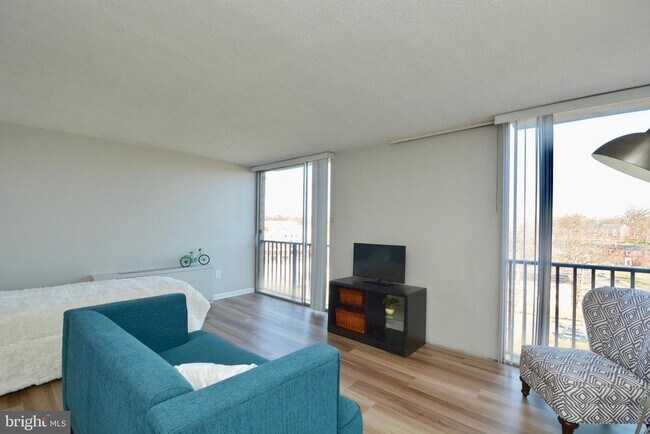 Building Photo - 4600 S Four Mile Run Dr