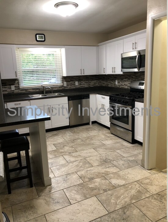 Building Photo - 707 25th St SE