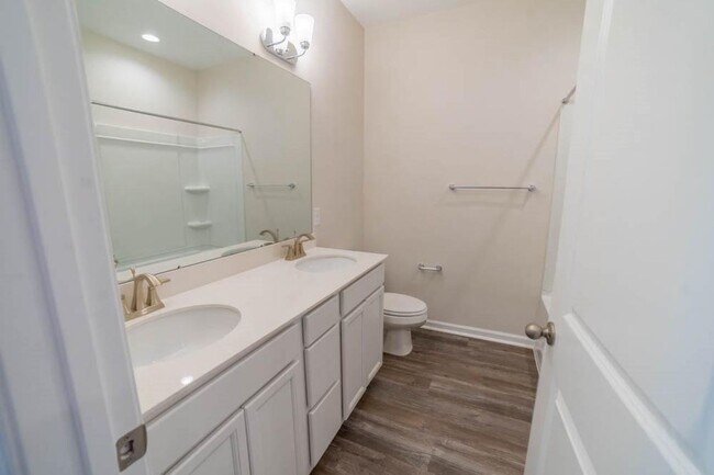 Building Photo - Beautiful 3-Bedroom Townhome in Sought-After Waterways Community