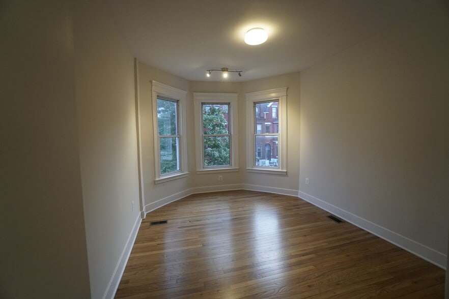 Building Photo - 2515 University Pl NW