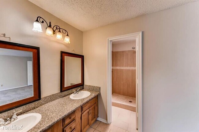 Building Photo - 4 br, 2.5 bath House - 3305 Castle Drive UNIT