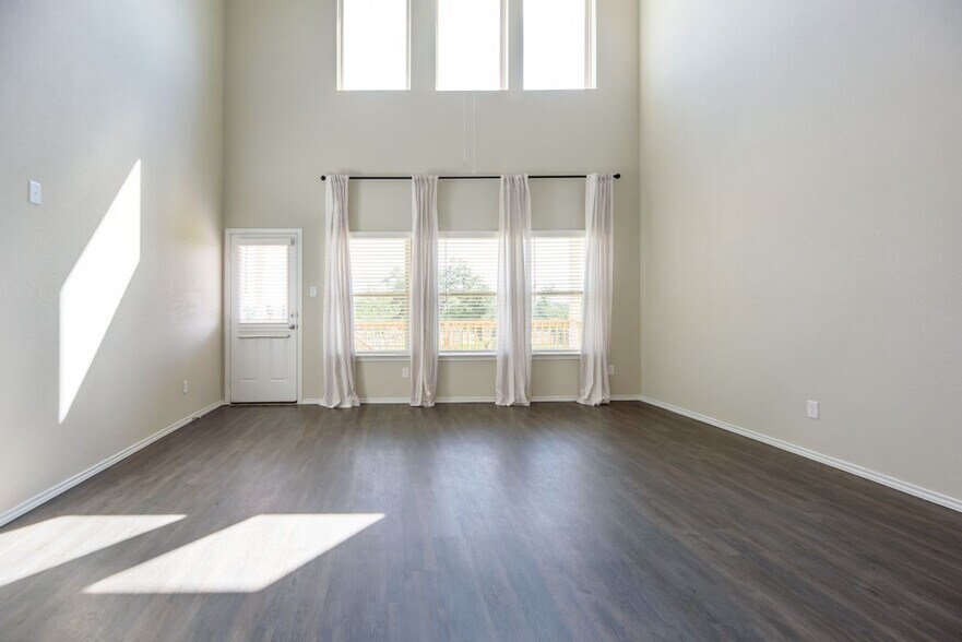 Building Photo - 1609 Ranch House