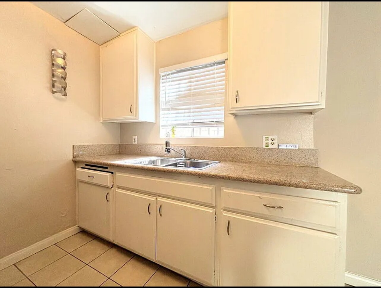 Building Photo - 1343 W 36th St