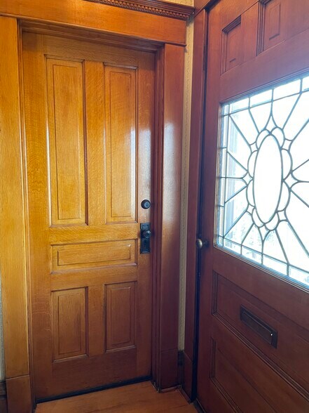 Entrance - 1306 Lincolnway