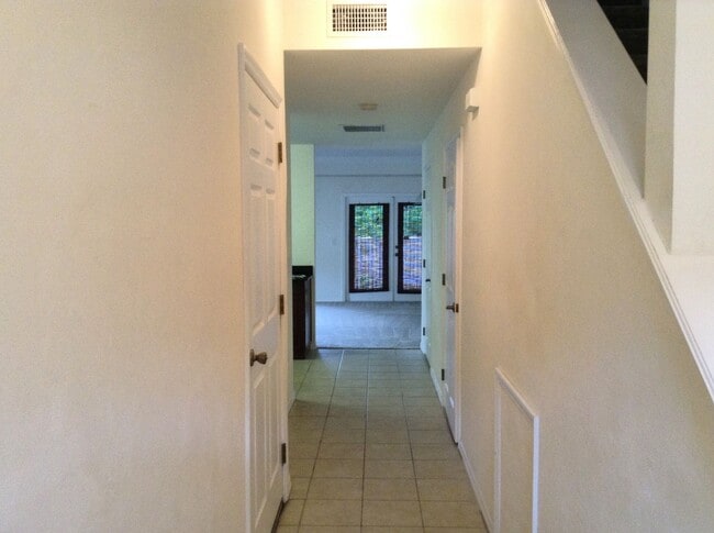 Building Photo - Spacious 2BR/2.5BA Townhome in Mallorca Sq...