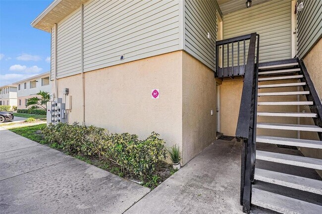 Building Photo - 550 Golden Raintree Pl