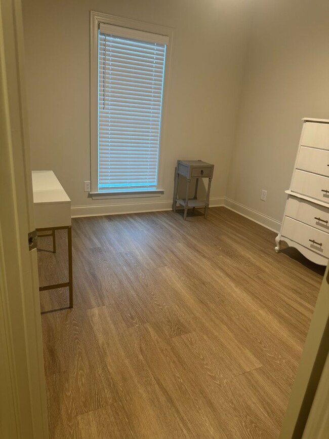 Building Photo - Glenwood Townhomes Unit #103