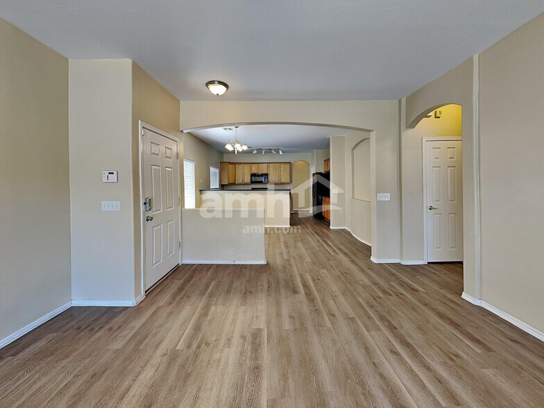 Building Photo - 6653 S Stratosphere Ln