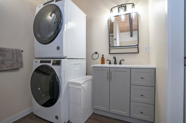 Building Photo - Fully Furnished Bungalow with Studio Living and Scenic Views in Tacoma!