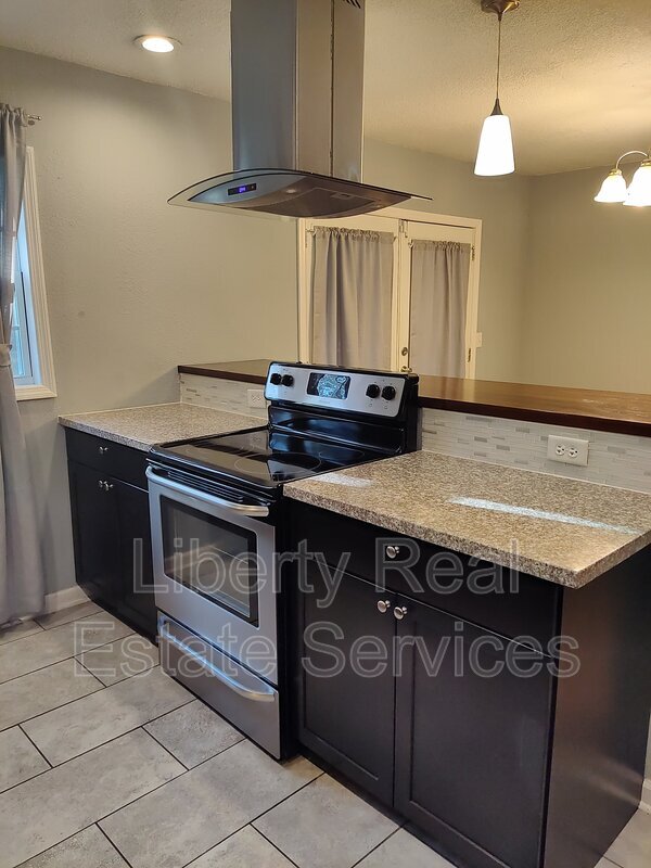 Building Photo - 3 Dogwood St