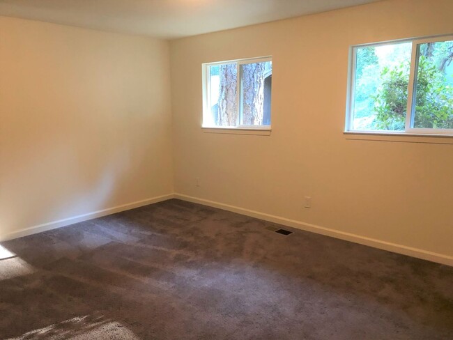 Building Photo - 2 bedroom, 2 bath, living room, family roo...