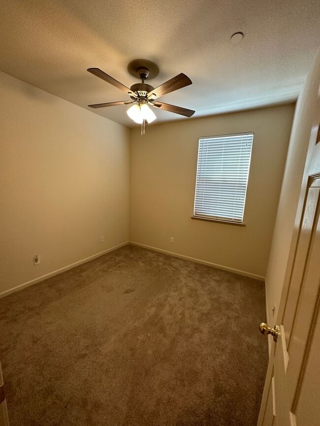 Building Photo - Beautiful 3 Bedroom Lincoln Condo!