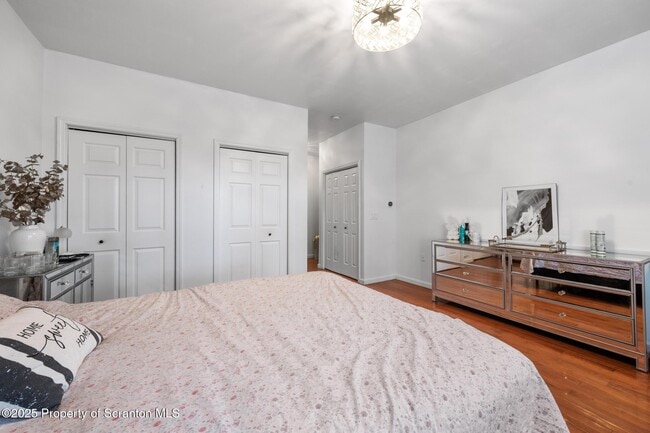 Building Photo - 32 Pine Tree Dr