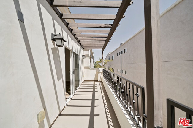 Building Photo - 1529 S Beverly Dr