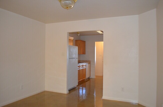 Building Photo - 928 Rosewood Dr