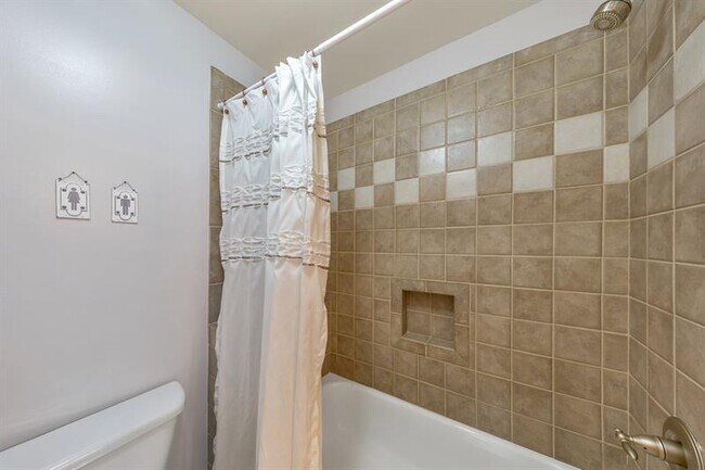 Building Photo - 5024 Glen Forrest Dr