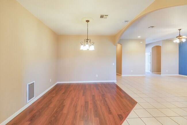 Building Photo - 3 bed 2 bath beautiful home!