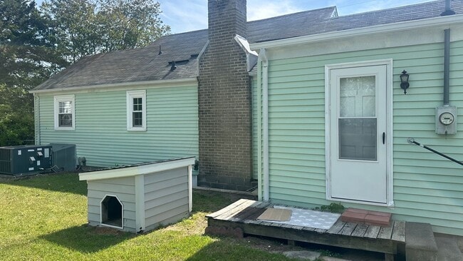 Building Photo - 704 E Country Club Dr