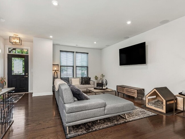 Building Photo - End unit townhome just minutes from uptown!!