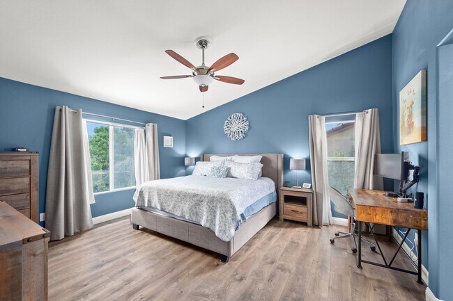 Building Photo - Gorgeous Eastlake Townhome!