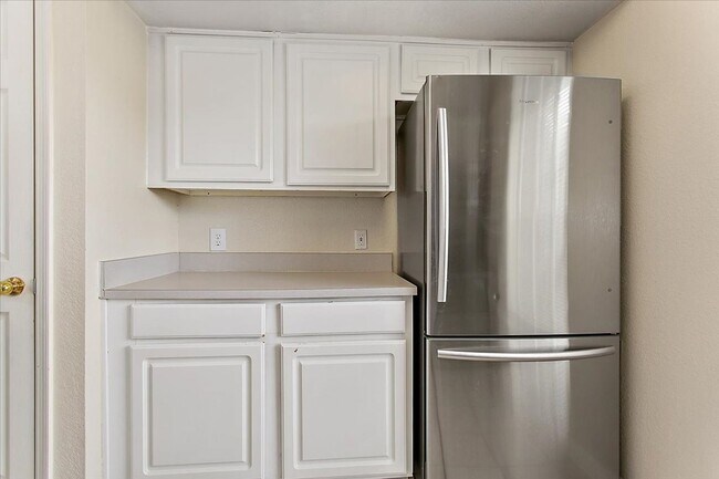 Building Photo - Terrific Bishops Court Townhouse!
