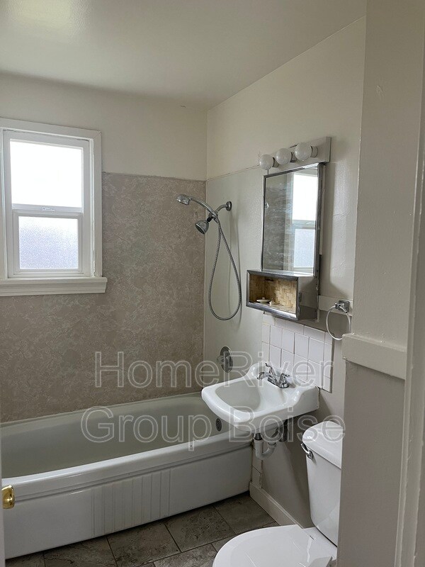 Building Photo - 3837 Pershing Dr