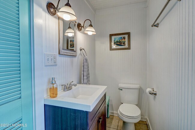 Building Photo - 2681 Island Dr