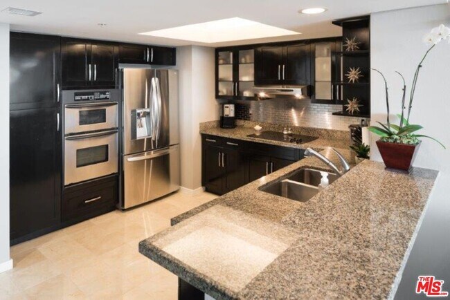 Building Photo - 13700 Marina Pointe Dr