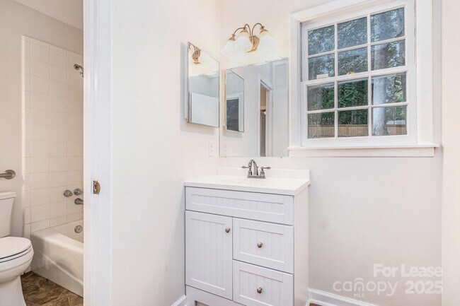Building Photo - 701 McNabb Ct