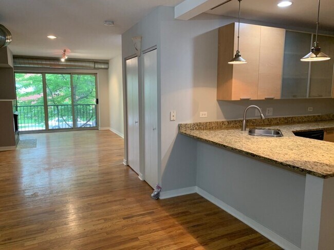 Building Photo - 7508 N Damen Ave