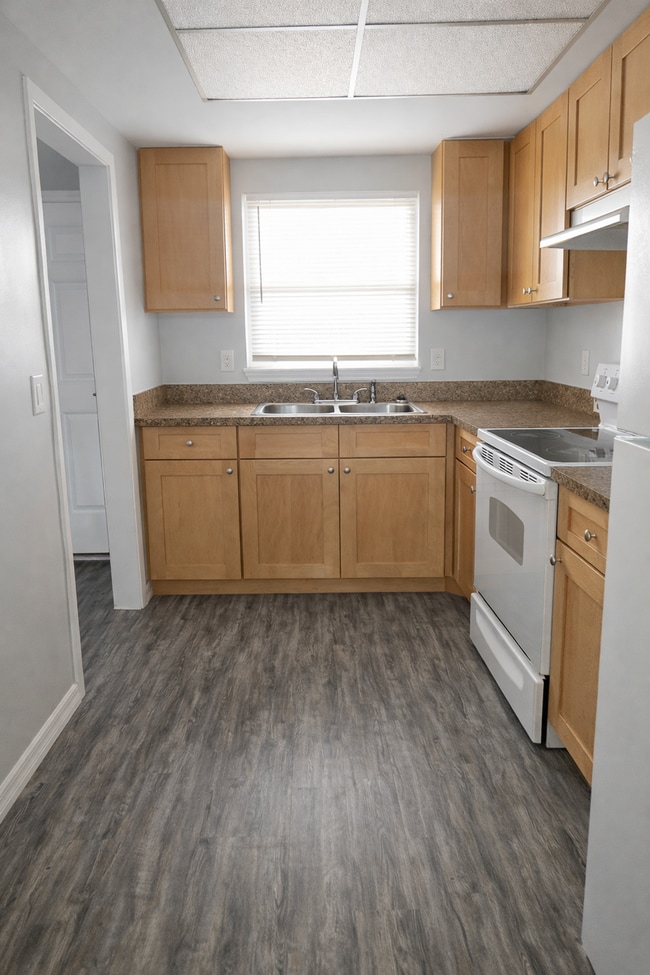 Building Photo - 2 bedroom 2 bathroom unit available now