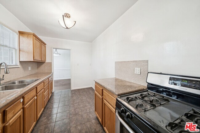 Building Photo - 7758 Rosewood Ave