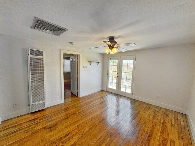 Building Photo - 1525 Edith Blvd NE