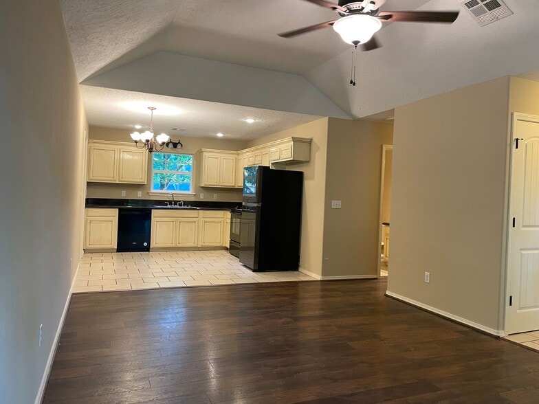 living kitchen - 510 Kim St