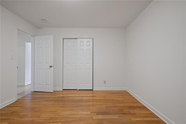 Building Photo - 2311 Robin Ln SE