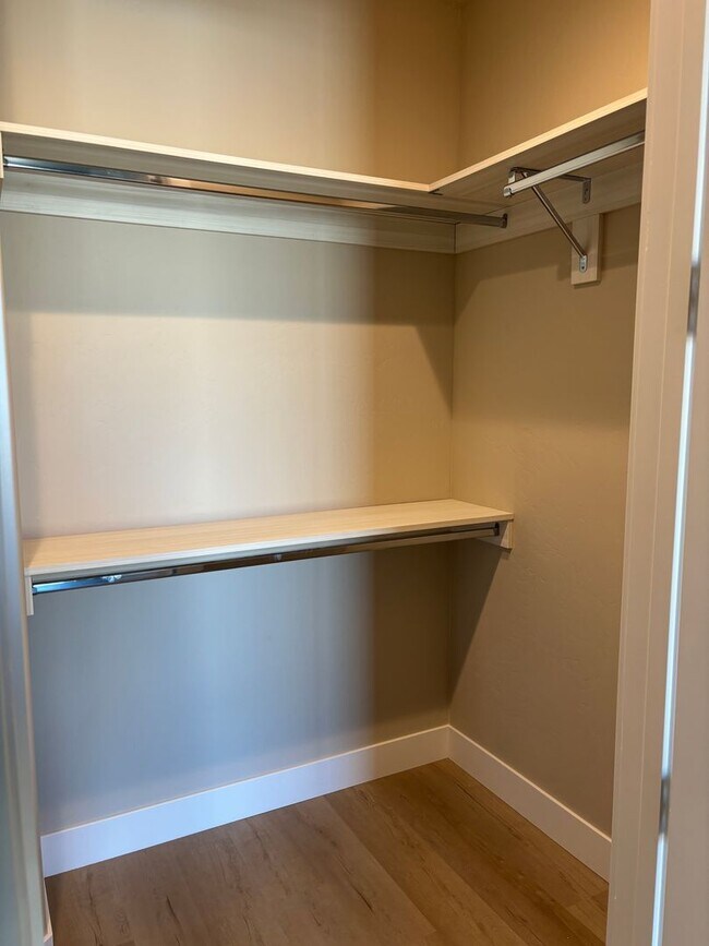 Building Photo - Luxurious Townhome