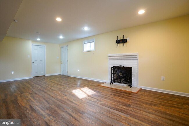 Building Photo - 2017 N Cameron St