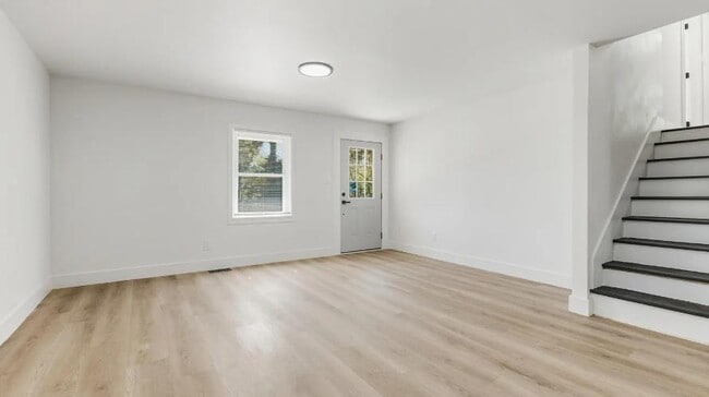 Building Photo - 413 Solar Dr