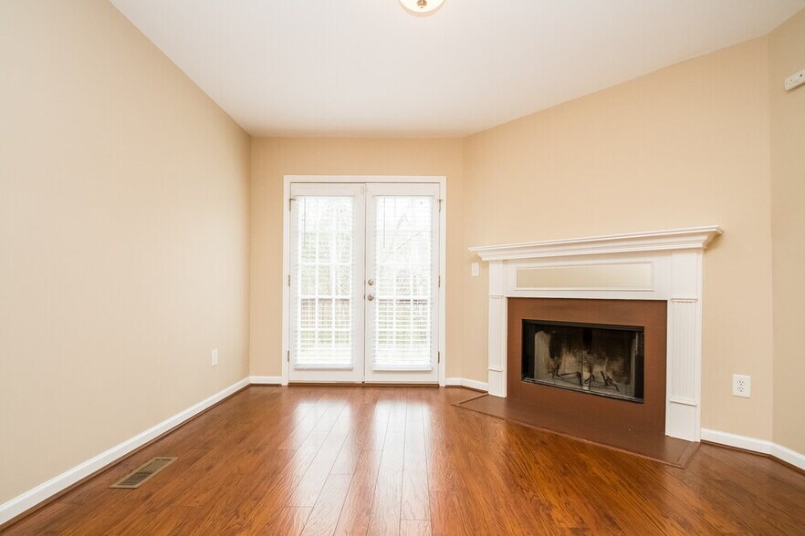 Building Photo - 1549 Bridgecrest Dr