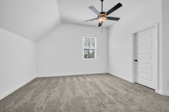 Building Photo - Modern Living in Bellevue