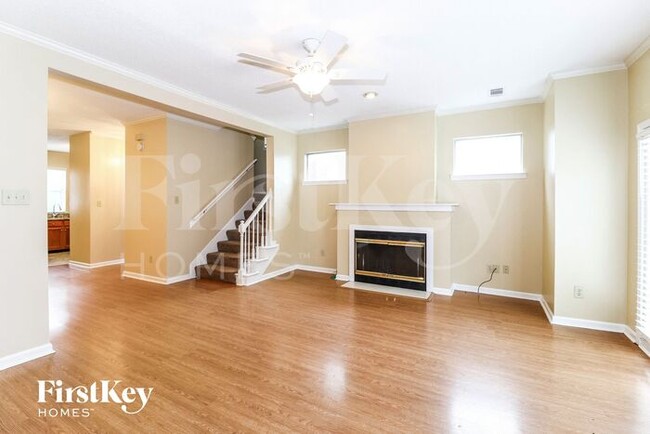 Building Photo - 700 Walnut Woods Cove S