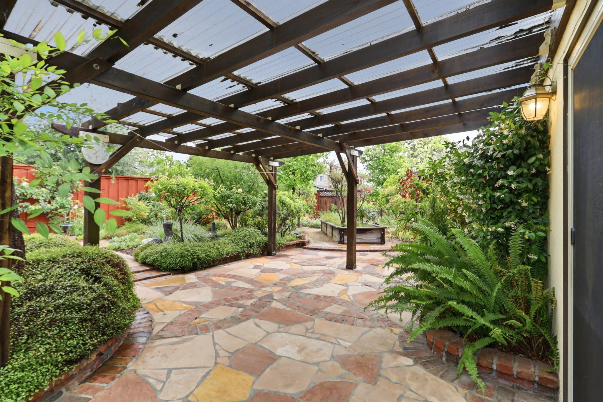 Building Photo - 927 Lorne Way